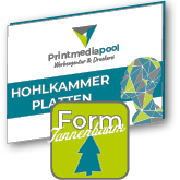 Veranstaltungsplakat auf Hohlkammerplatte in Tannenbaum-Form konturgefräst <br>beidseitig 4/4-farbig bedruckt