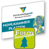 Veranstaltungsplakat auf Hohlkammerplatte in Tannenbaum-Form konturgefräst <br>einseitig 4/0-farbig bedruckt